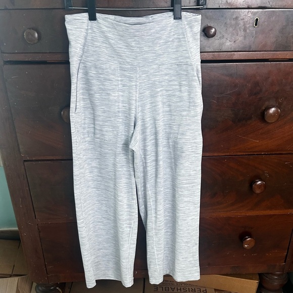 Lululemon Athletica Light Gray white High Rise Wide-Leg Yoga Workout Pants SZ 8 - Picture 5 of 12